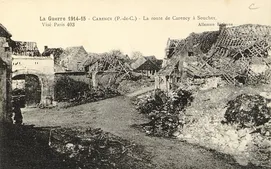 La Guerre 1914-15 - Carency (P.-de-C.) - La route de Carency à Souchez. Archives départementales du Pas-de-Calais, 5 Fi 213/7.