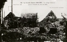 La Grande Guerre 1914-1915 - Le village d'Ablain après la bataille de juin de 1915. Archvies départementales du Pas-de-Calais, 5 Fi 01/064.